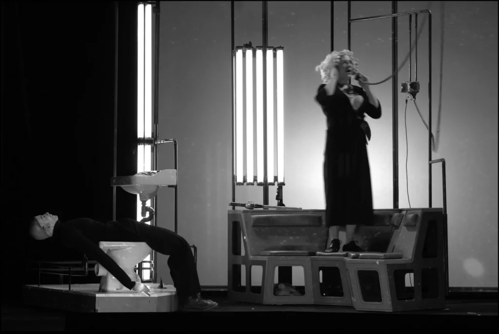 Marcial Di Fonzo Bo dans LORETTA STRONG de Copi, Mise en scène Marcial Di Fonzo Bo et Élise Vigier, Théâtre de la Ville, Paris, 2006. Photo Brigitte Enguerand.