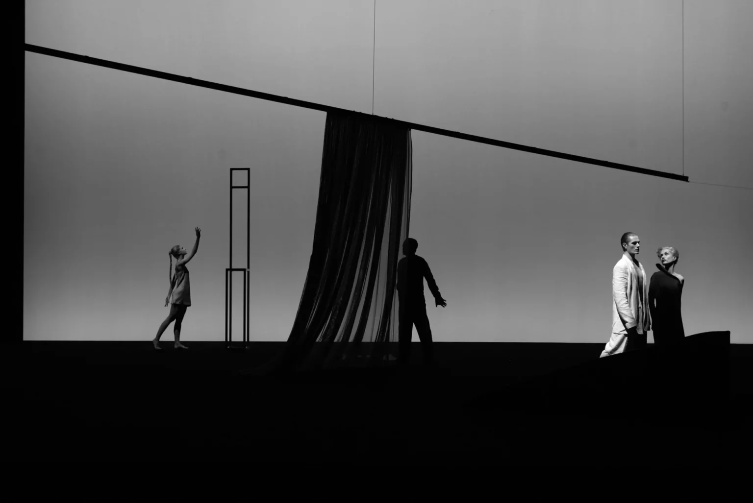 XXX et Isabelle Huppert dans QUARTETT de Heiner Müller, mise en scène RobertWilson, Odéon- Théâtre de l’Europe, 2006. Photo Pascal Victor, Odéon-Théâtre de l’Europe.