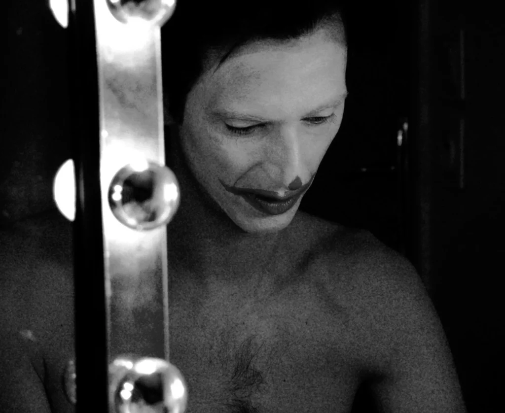 Gustavo Giacosa se démaquille après IL SILENZIO de Pippo Delbono, Mulhouse, 2004. Photo Ilaria Distante.