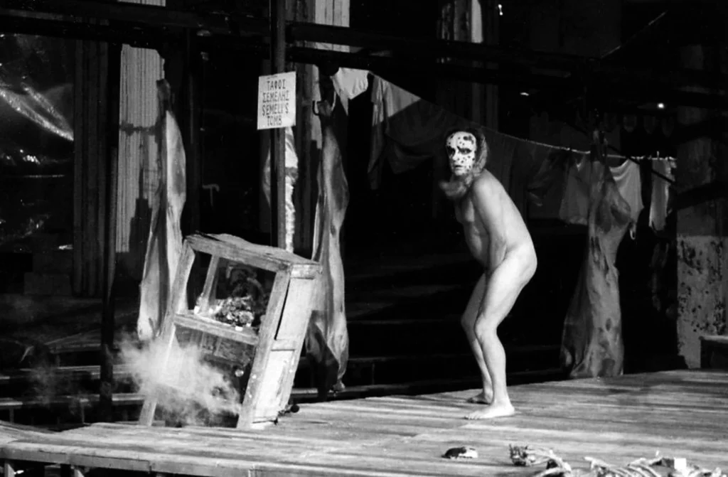 Minas Hadjissavas dans LES BACCHANTES d’Euripide mise en scène Matthias Langhoff, Festival d’Épidaure, 1997. Photo XXX.