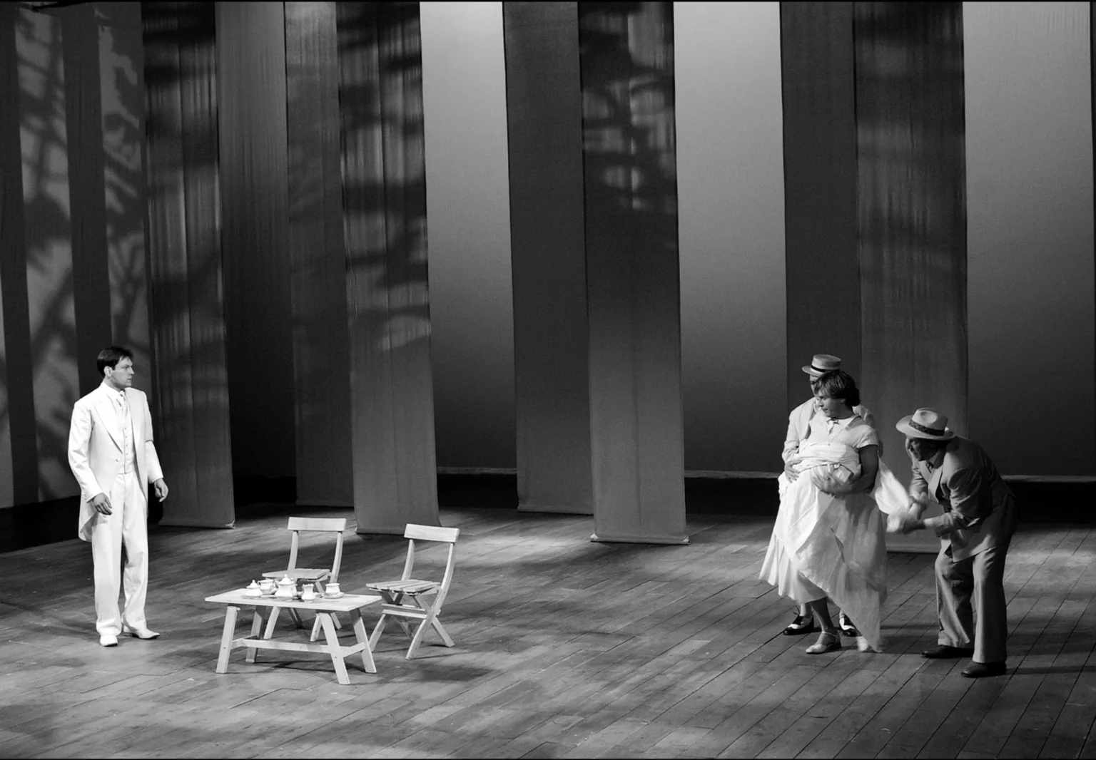 LA NUIT DES ROIS de William Shakespeare, mise en scène Declan Donnella, Les Gémeaux, Sceaux, 2004. Photo Ramon Senera Agence Bernand.