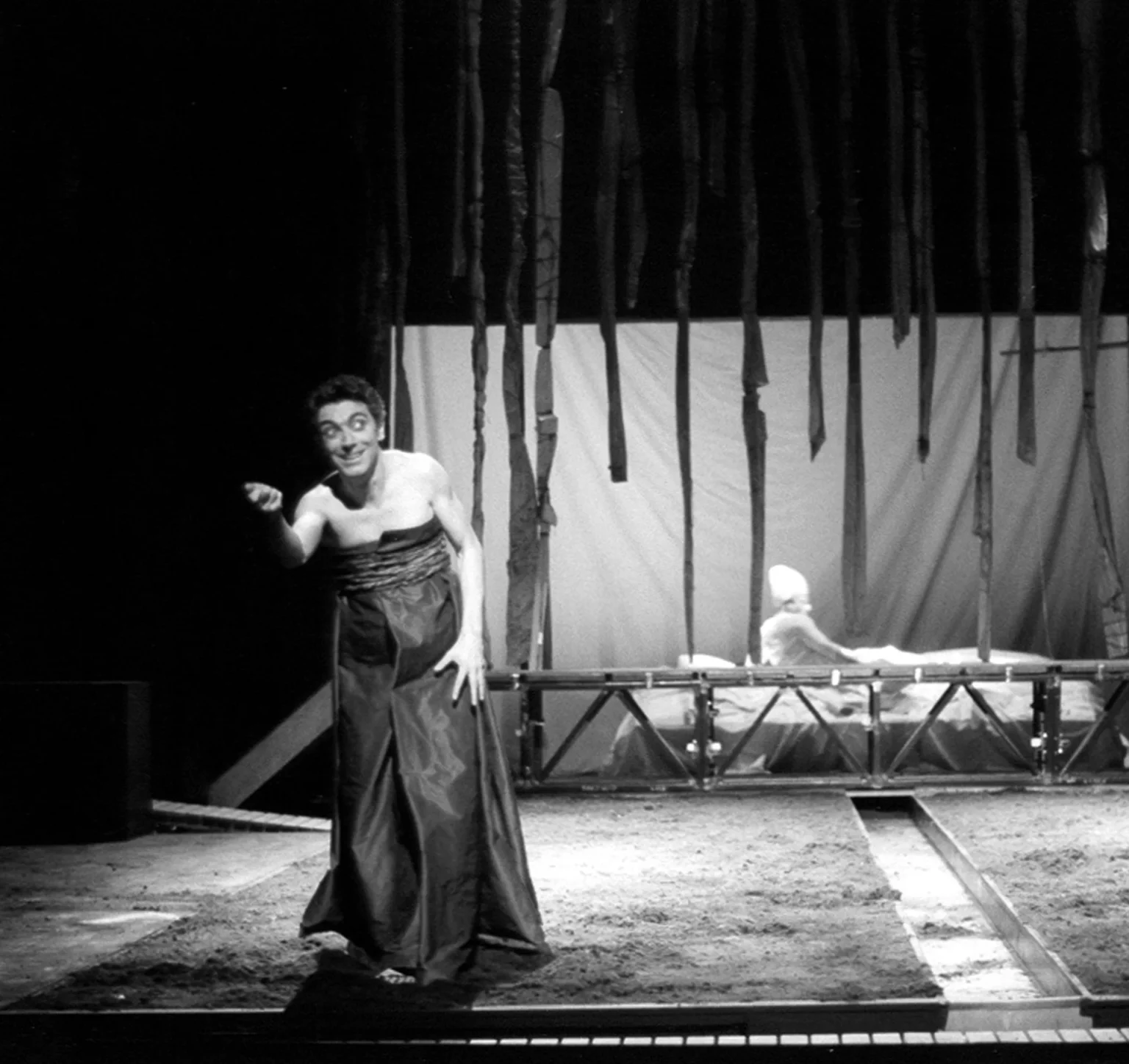 Philippe Crubézy et Roland Depauw ( au fond) dans THYESTE de Sénèque, mise en scène Nathalie Mauger, Théâtre de la Place, Liège, 1997. Photo Lou Hérion.