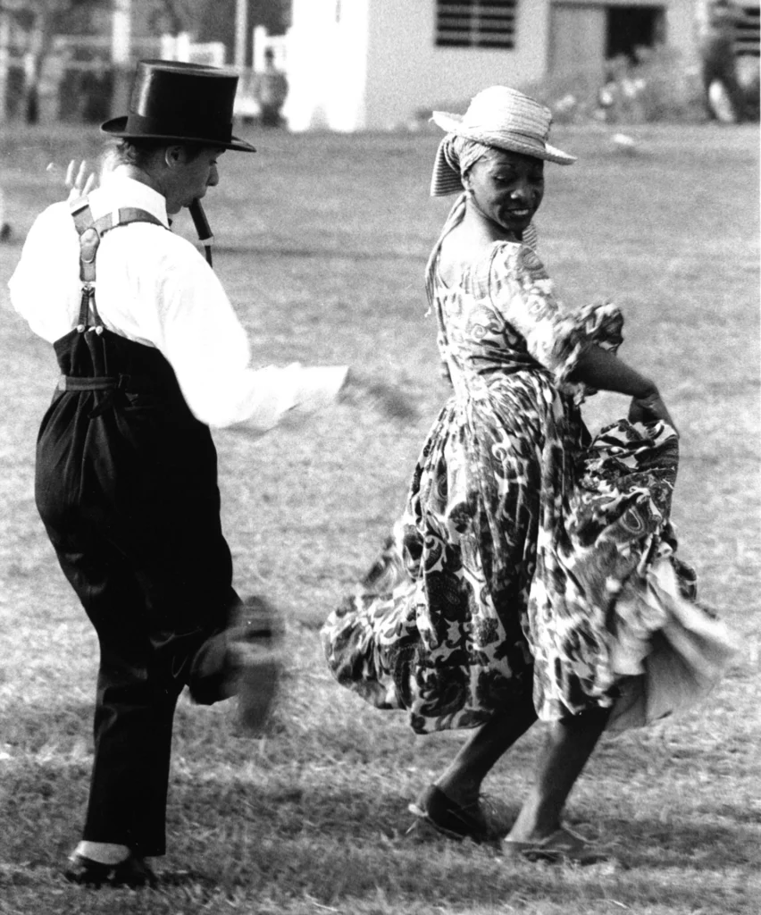 Geronimo ( Roberta Carreri) au Pérou en 1978 parodie un personnage masculin. « Le fait qu’il soit homme et simple d’esprit me libère de toute une série de clichés comportementaux féminins», R. Carreri, QUELQUES PERSONNAGES, texte non publié. Photo Tony d’Urso, Odin Teatret.