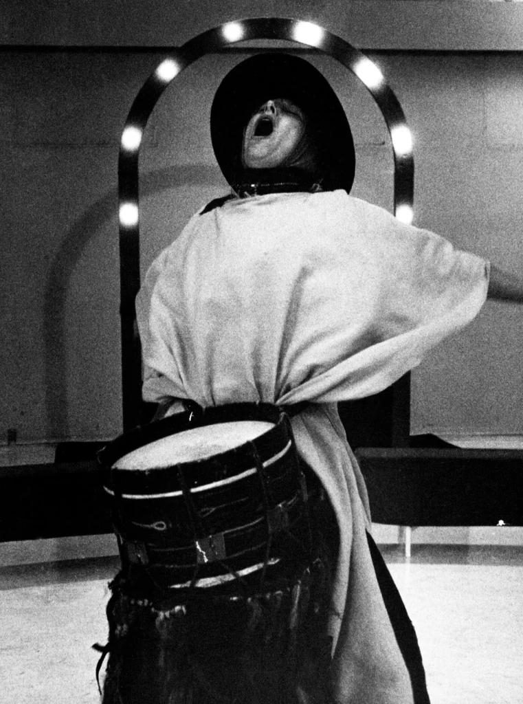 Le Chaman, Iben Nagel Rasmussen, dans VIENS ! ET LE JOUR SERA NOTRE (1976-1980). Photo Archives de l’Odin Teatret.