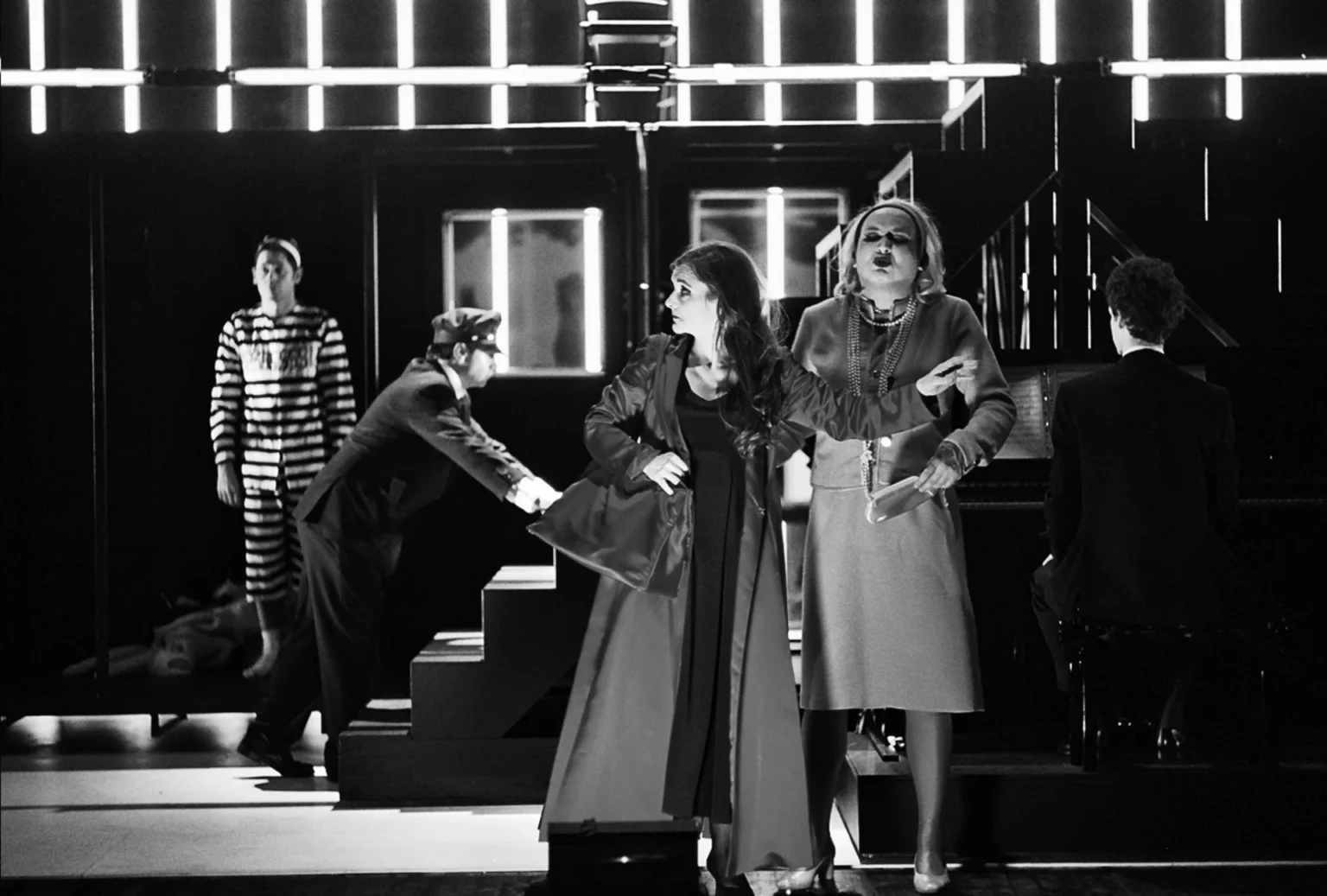 Michel Fau dans LES ILLUSIONS COMIQUES d’Olivier Py, Théâtre du Rond Point, Paris, mai 2006. Photo Marc Enguerand.