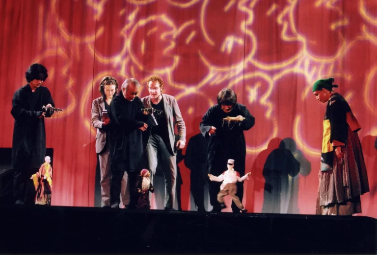 Valérie Blanchon, Christophe Brault, Laurence Mayor et les Youkiza dans LES PARAVENTS de Jean Genet, mise en scène Frédéric Fisbach, 2002. Photo D.R.