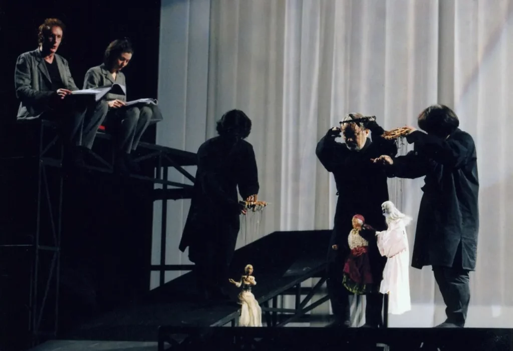 Christophe Brault, Valérie Blanchon et les Youkiza dans LES PARAVENTS de Jean Genet, mise en scène Frédéric Fisbach, 2002. Photo D.R.