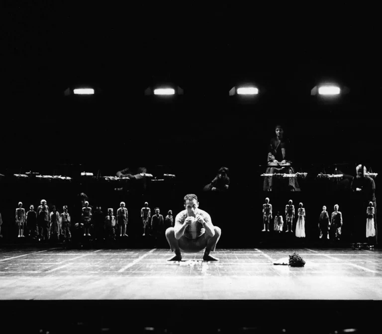 Giuseppe Molino, Christophe Brault, Laurence Mayor et les Youkiza dans LES PARAVENTS de Jean Genet, mise en scène Frédéric Fisbach, 2002. Photo D.R.