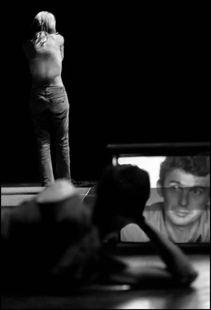 Éléonore Weber est cinéaste (TEMPS MORTS, 2005 et LES HOMMES SANS GRAVITÉ, 2007). Pour le théâtre, elle a mis en scène JE M’APPELLE VANESSA de Laurent Quinton; elle est l’auteur de DÉCADRAGES (2003), et TU SUPPOSES UN COIN D’HERBE, écrit et mis -en scène en 2005.