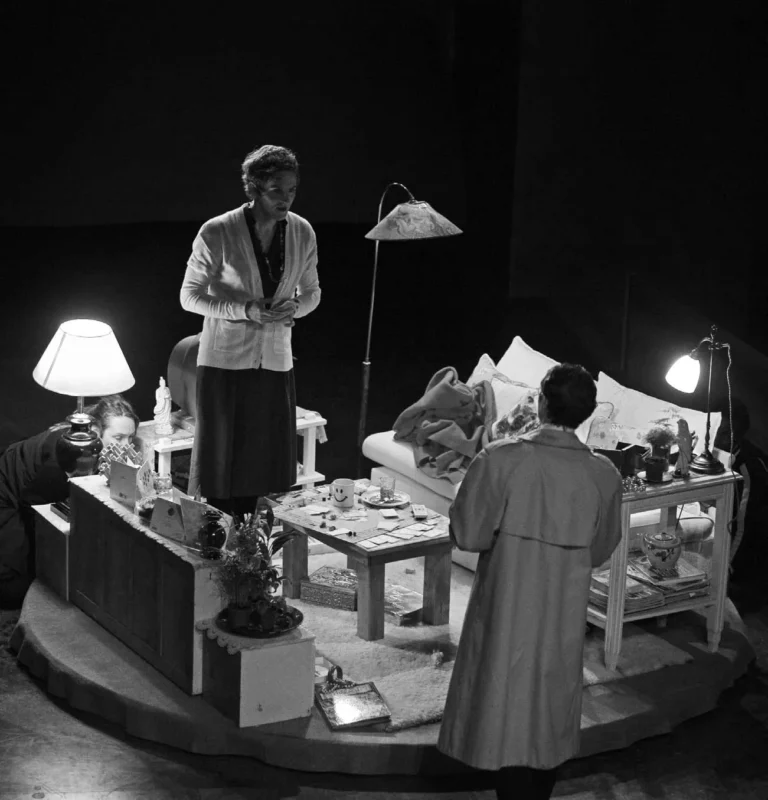 Duccio Bellugi-Vannuccini et Jeremy James dans LES ÉPHÉMÈRES, création collective du Théâtre du Soleil, mise en scène Ariane Mnouchkine, Cartoucherie Théâtre du Soleil, Paris, 2006. Photo Martine Franck, Agence Magnum.