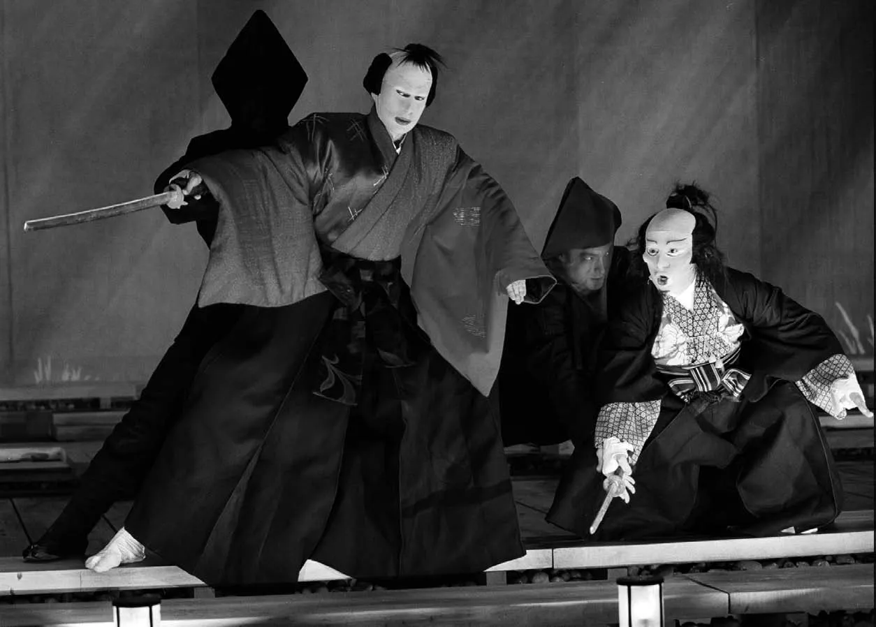 Nicolas Sotnikiff, Sava Lolov, Vincent Mangado dans TAMBOURS SUR LA DIGUE de Hélène Cixous, mise en scène Ariane Mnouchkine, Cartoucherie Théâtre du Soleil, Paris, 1999. Photo Brigitte Enguerand.