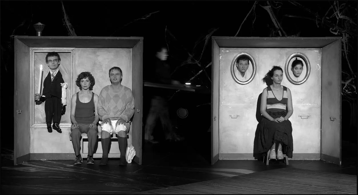 Jean Quentin Chatelain, Pascal Omhovère, Dominique Parent, Claire-Monique Scherer, Agnès Sourdillon, Léopold von Verschuer et Laurence Vielle (Ordre ?) dans LA SCÈNE de Valère Novarina, mise en scène Valère Novarina, Théâtre de la Colline, Paris, 2003. Photo Tristan Jeanne-Valès, Agence Enguerand.