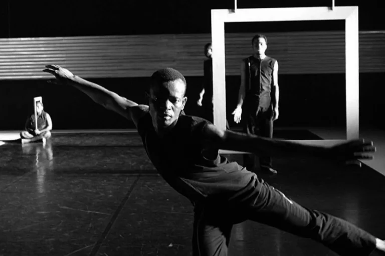 Papy Ebotani, Madrice Imbujo, Djodjo Kazadi dans SPECTACULARLY EMPTY II de Faustin Linyekula, 2003. Photo Antoine Tempé.