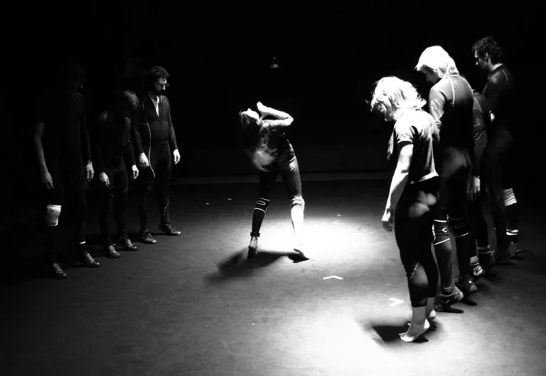 Olivier Guilbert, Vassia Zagar, Jérôme Boivin, Julie Pilod, Emelie Jonsson, Flavien Gaudon, Guillaume Rannou et Philippe Thibault dans L’HOMME DE FÉVRIER, mise en scène Gildas Milin, répétitions au Théâtre National de la Colline, Paris. Photo Katrin Ahlgren