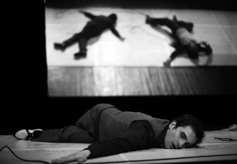 Vincent Lécuyer dans GENÈSE NO 2, mise en scène Galin Stoev, Théâtre de la Place, Liège, 2006. Photo Anoek Luyten.