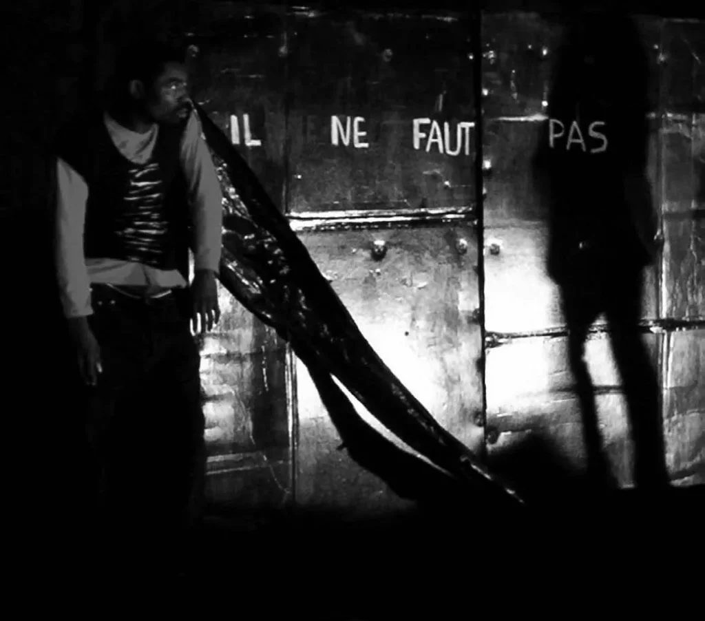 Dieudonné Niangouna interprétant le rôle du dealer dans DANS LA SOLITUDE DE CHAMPS DE COTON de Bernard-Marie Koltès, mise en scène Dieudonné Niangouna, Festival International des francophonies en Limousin, 2006. Photo Brunel Makoumbou.