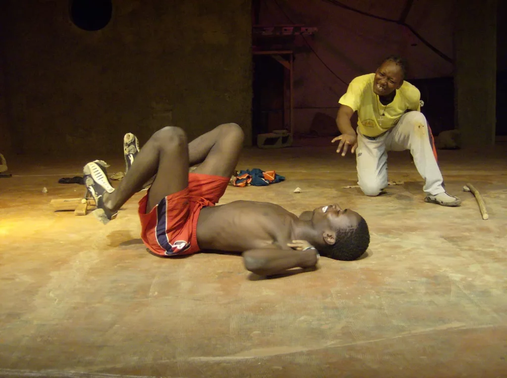 GERMES DE FOLIE, un spectacle de la compagnie des empreintes. Mise en scène : Dioari Abidine Coulidiaty. Interprétation : Edoxi Lionelle Gnoula et Hyppolite Kanga. Musiciens: Dioari Abidine Coulidiaty et Salif Daboné. Photo Compagnie des empreintes.