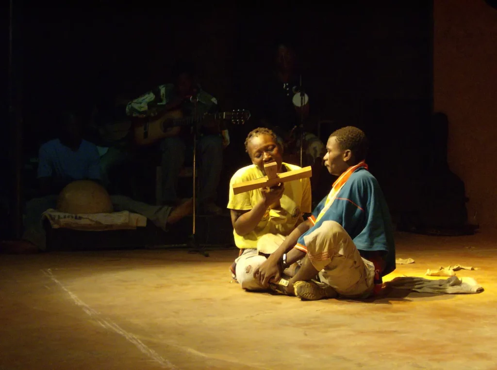 Edoxi Lionelle Gnoula
et Hyppolite Kanga
dans GERMES DE FOLIE,
mise en scène Dioari
Abidine Coulidiaty.
Photo Compagnie
des empreintes.