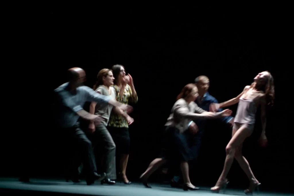 Jean-Claude Perrin, Ruth Olaizola, Marie Piemontese, Saadia Bentaïeb, Hervé Blanc, Agnès Berthon dans JE TREMBLE (1) de Joël Pommerat. Photo Élisabeth Carecchio.