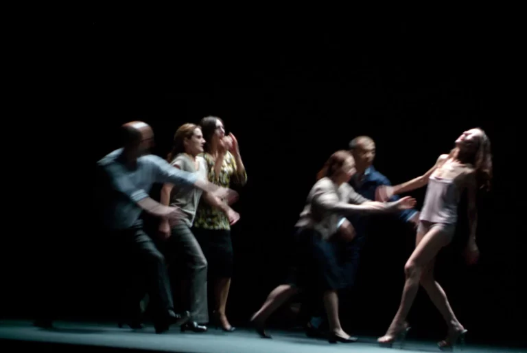 Jean-Claude Perrin, Ruth Olaizola, Marie Piemontese, Saadia Bentaïeb, Hervé Blanc, Agnès Berthon dans JE TREMBLE (1) de Joël Pommerat. Photo Élisabeth Carecchio.