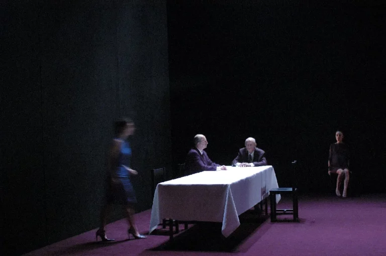 Marie Piemontese, Jean-Claude Perrin, Philippe Lehembre, Agnès Berthon dans AU MONDE de Joël Pommerat. Photo Élisabeth Carecchio.