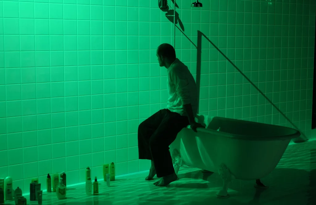 FÉES, un spectacle du Groupe Rictus. Texte : Ronan Chéneau. Mise en scène : David Bobée. Interprétation : Fanny Catel-Chanet, Abigaïl Green, James Joint. Décor: Patrick Demière. Lumière : Stéphane Babi Aubert. Son : Frédéris Deslias. Vidéo : José Gherrak. FÉES a été publié aux Solitaires intempestifs (comme RES / PERSONA et CANNIBALES, les deux autres volets de la trilogie Bobée-Chéneau). Photo Tristan Jeanne Vallés.