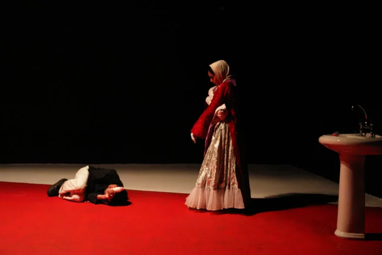 Shima JamshidNejad, Hossein Kashfi Asl dans Leopard Cleans His Spots. Photos de Neil van der Linden.