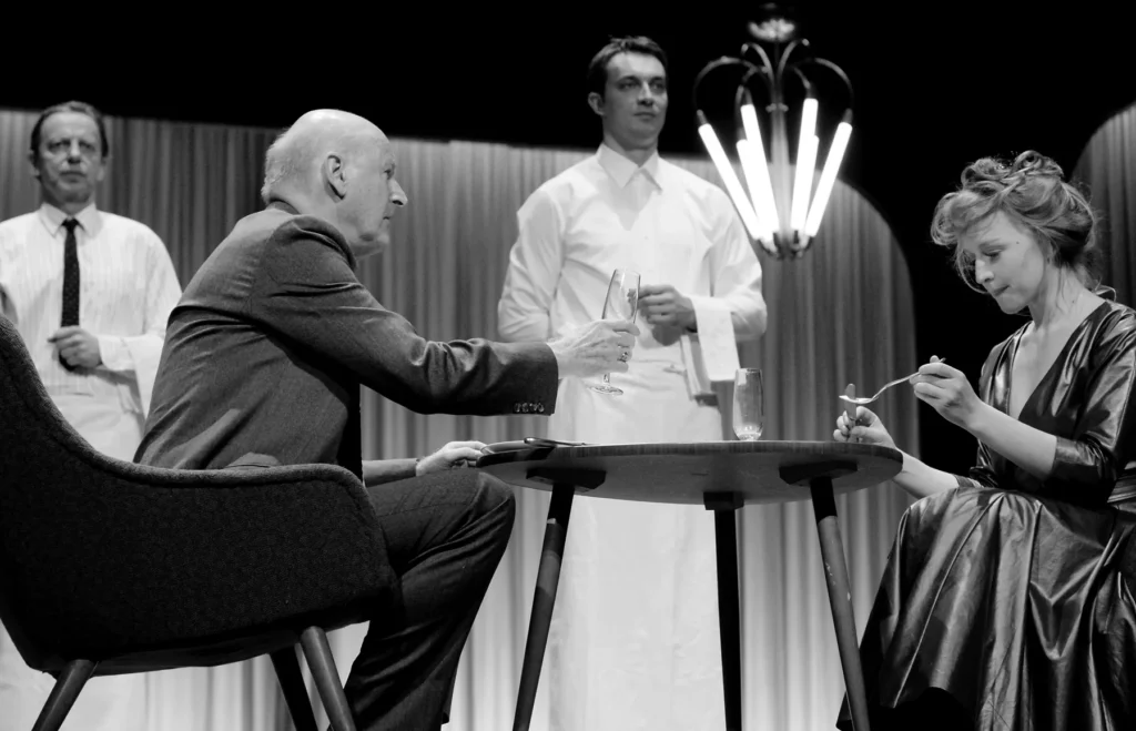 Hans Kremer, Jean-Pierre Cornu, Steven Scharf, Brigitte Hobmeier dans DIE EHE DER MARIA BRAUN (Le Mariage de Maria Braun) d'après Rainer Werner Fassbinder, mise en scène Thomas Ostermeier, Schauspielhaus, Hambourg, 2007. Photo Arno Declair.