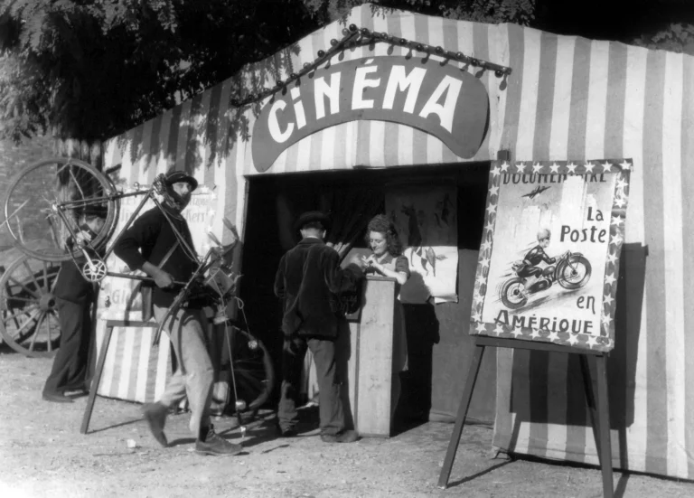 Jacques Tati dans JOUR DE FÊTE, 1949. Photo D. R.