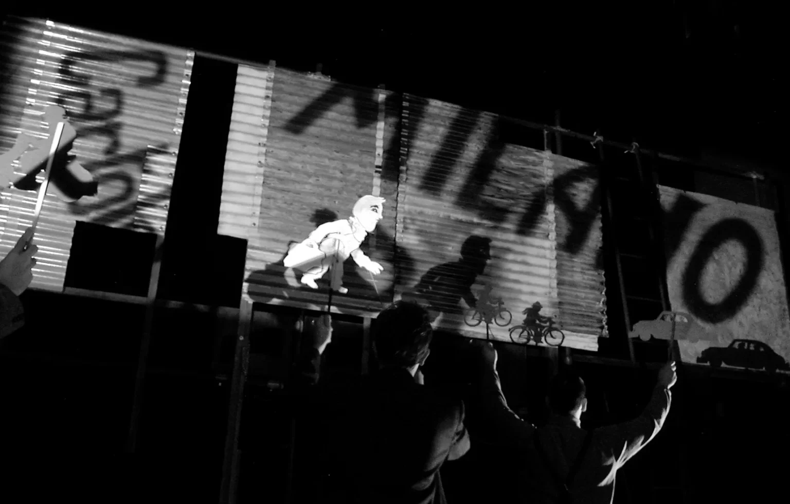 MIRACLE À MILAN, d'après le film éponyme de Cesare Zavattini et Vittorio de Sica, co-production Teatro Gioco Vita, Piccolo Teatro di Milano, Institut International de la Marionnette de Charleville-Mézieres, mise en scène et décor Fabrizio Montecchi, 2003. Photos Massimo Bersani.