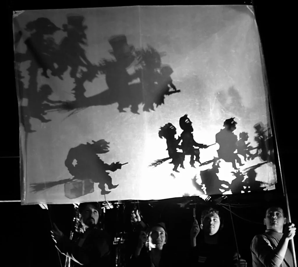 MIRACLE À MILAN, d'après le film éponyme de Cesare Zavattini et Vittorio de Sica, co-production Teatro Gioco Vita, Piccolo Teatro di Milano, Institut International de la Marionnette de Charleville-Mézieres, mise en scène et décor Fabrizio Montecchi, 2003. Photos Massimo Bersani.