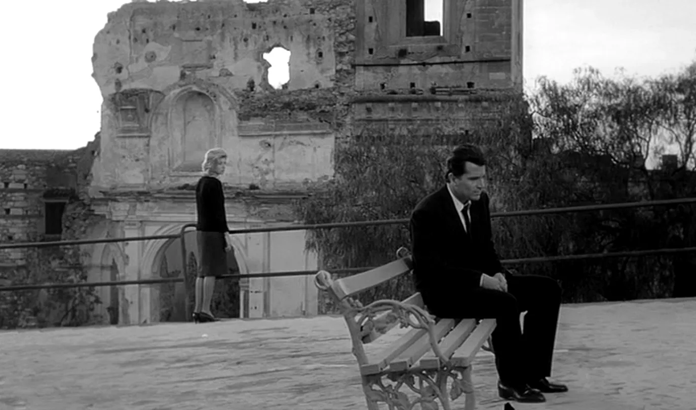 Monica Vitti et Gabriele Ferzetti dans L'AVVENTURA de Michelangelo Antonioni, 1960. Photo D. R.