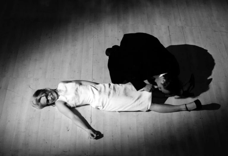 Magdalena Cielecka et Andrzej Chyra dans FESTEN d'après le film éponyme de Thomas Vinterberg et Mogens Rukov, mise en scène Grzegorz Jarzyna, Teatr Rozmaitosci de Varsovie, 200. Photo Stefan Okotowicz