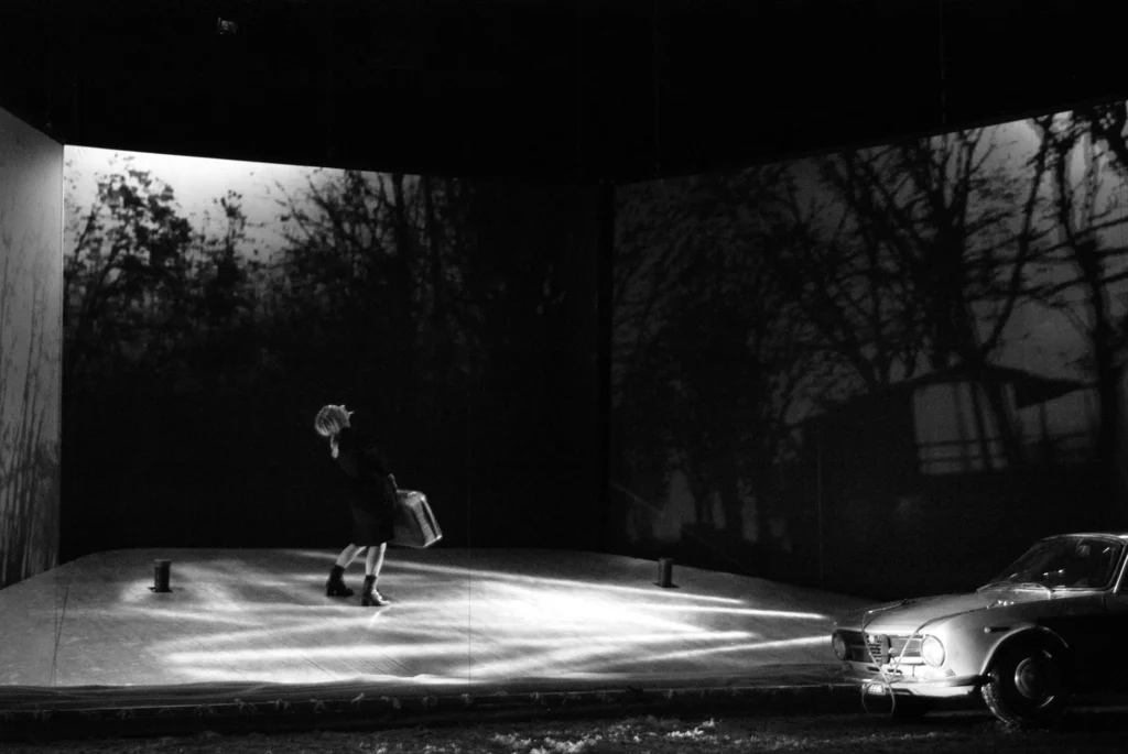 Catia Dalla Muta dans L'OSPITE, inspiré du roman et du film TEOREMA de Pier Paolo Pasolini, mise en scène Enrico Casagrande et Daniela Nicolò, compagnie Motus, Théâtre National de Bretagne, 2004. Photo Laura Arlotti.