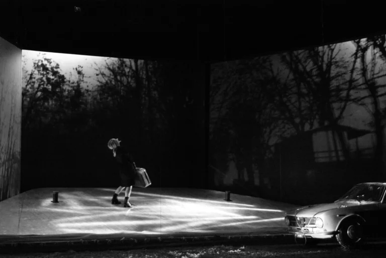 Catia Dalla Muta dans L'OSPITE, inspiré du roman et du film TEOREMA de Pier Paolo Pasolini, mise en scène Enrico Casagrande et Daniela Nicolò, compagnie Motus, Théâtre National de Bretagne, 2004. Photo Laura Arlotti.