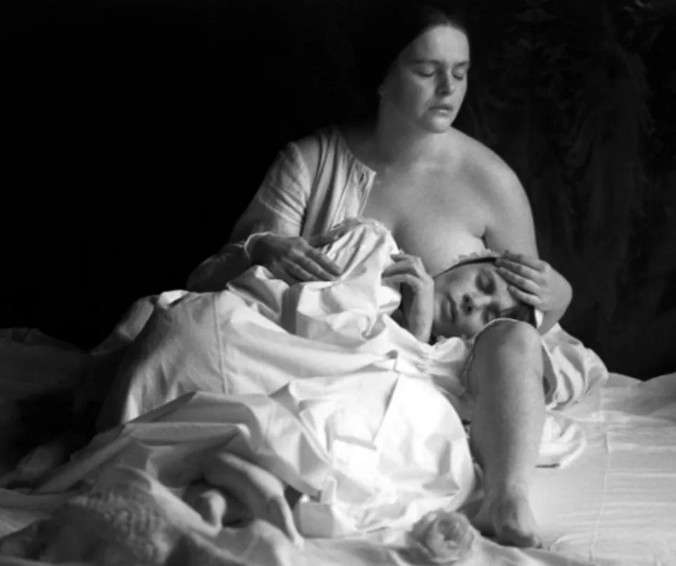 Harriet Andersson et Kari Sylwan dans CRIS ET CHUCHOTEMENTS d'Ingmar Bergman, 1972. Photo Bo-Erik Gyberg © AB Svensk Filmindustri.