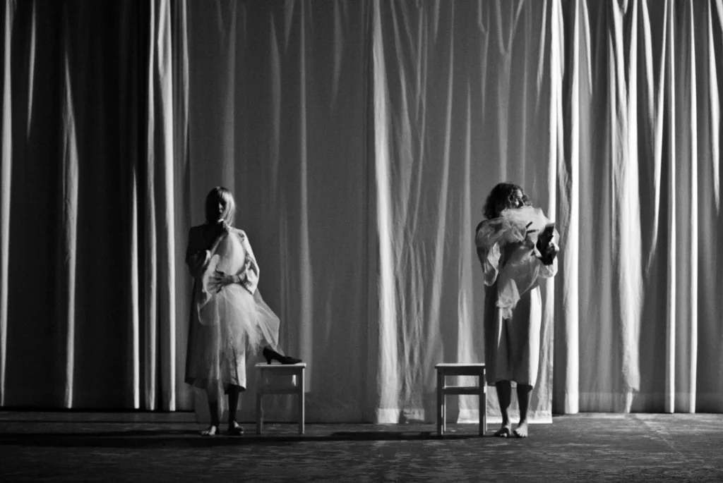 Anne-Sophie de Bueger et Florence Hebbelynck dans AFFAIRE D'ÂME d'Ingmar Bergman, mise en scène Myriam Saduis, Théâtre Océan Nord, 2008. Photo Michel Boermans.