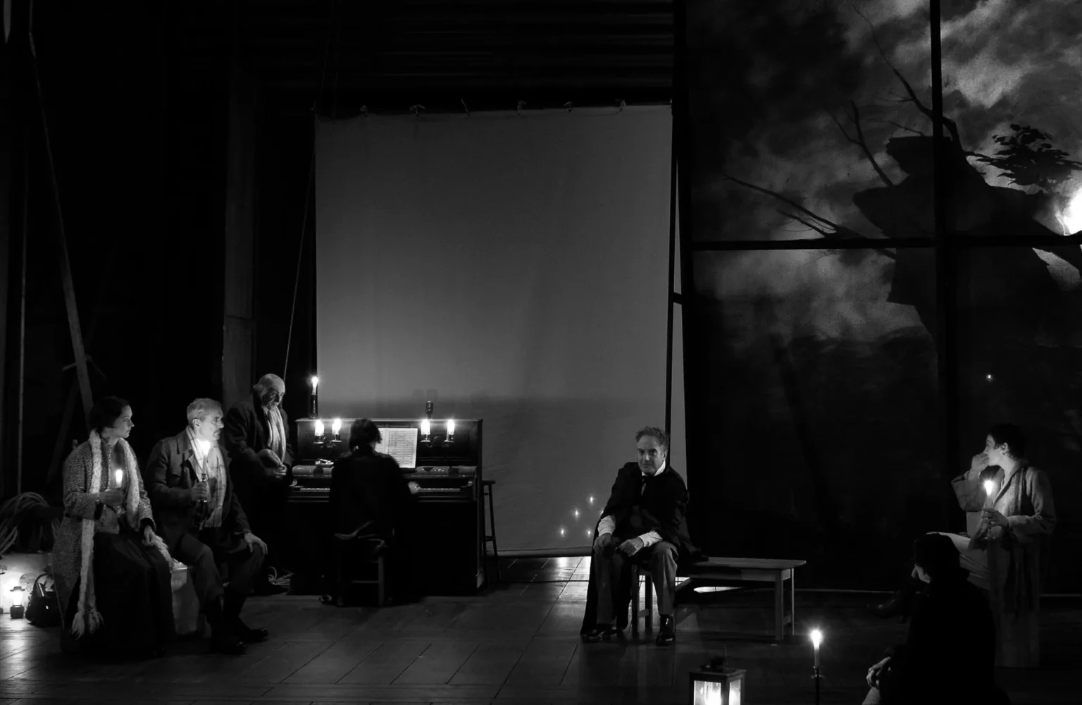 Alice Millet-Dussin, Denis Loubaton, Serge Pauthe, Mélanie Couillaud, Marc Berman, Emmanuelle Lafon, Mireille Roussel dans S'AGITE ET SE PAVANE d'Ingmar Bergman, mise en scène Célie Pauthe, Nouveau théâtre de Montreuil CDN, 2008. Photo Brigitte Enguerand.