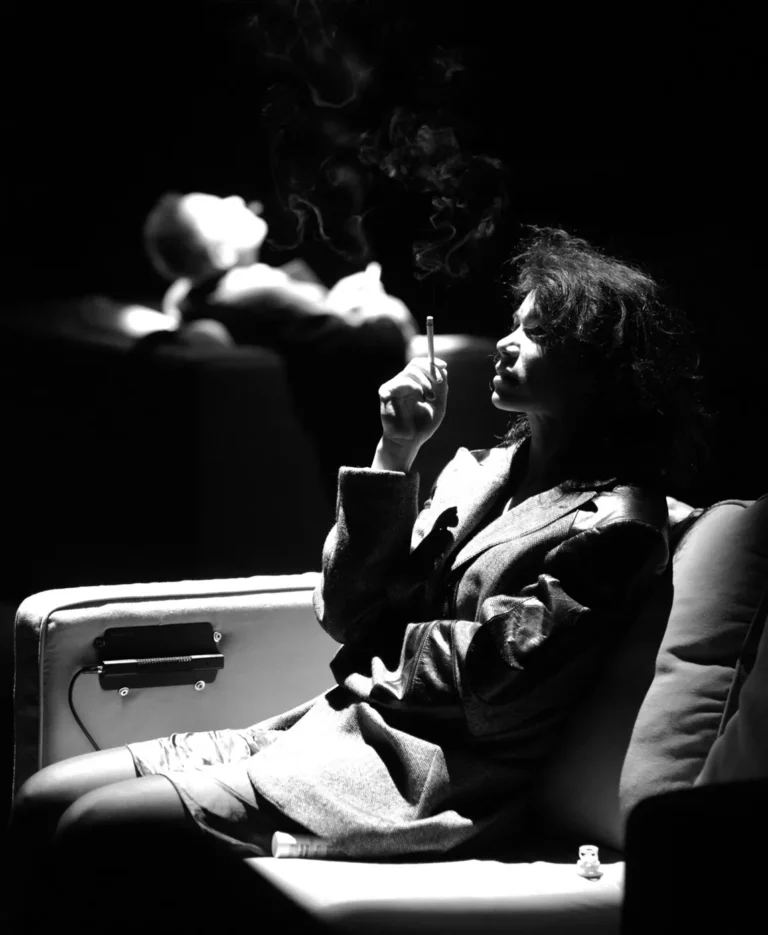 François Marthouret et Valérie Kaprisky dans FACES mise en scène Daniel Benoin, Théâtre National de Nice, 2007. Photo Fraicher Matthey, agence Paradoxe.