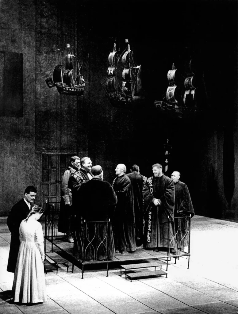 LEBEN DES GALILEI, Berliner Ensemble, Paris, Théâtre des Nations, 1955, mise en scène de Erich Engel, scénographie de Caspar Neher. Collections BNF, Arts du Spectacle. Photo Roger Pic.