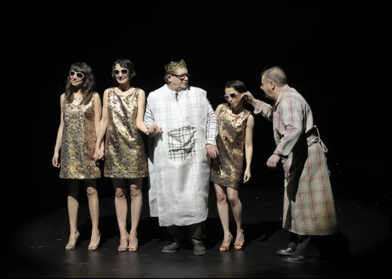 Jeanne Balibar, Corinne Garcia, Freddy Kunze, Ayelen Parolin, Olivier Perrier Jupiter et ses satellites dans TOURNANT AUTOUR DE GALILÉE, écrit et mis en scène par Jean-François Peyret, Théätre de l'Odéon Berthier, Paris. 2008. Photo Pascal Gely agence Bemand.