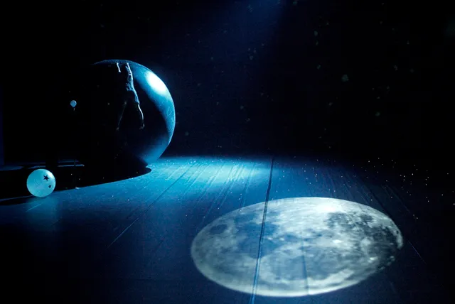 Corinne Garcia dans TOURNANT AUTOUR DE GALILÉE, écrit et mis en scène par Jean-François Peyret, Théâtre National de Strasbourg, 2008. Photo Élisabeth Carecchio.