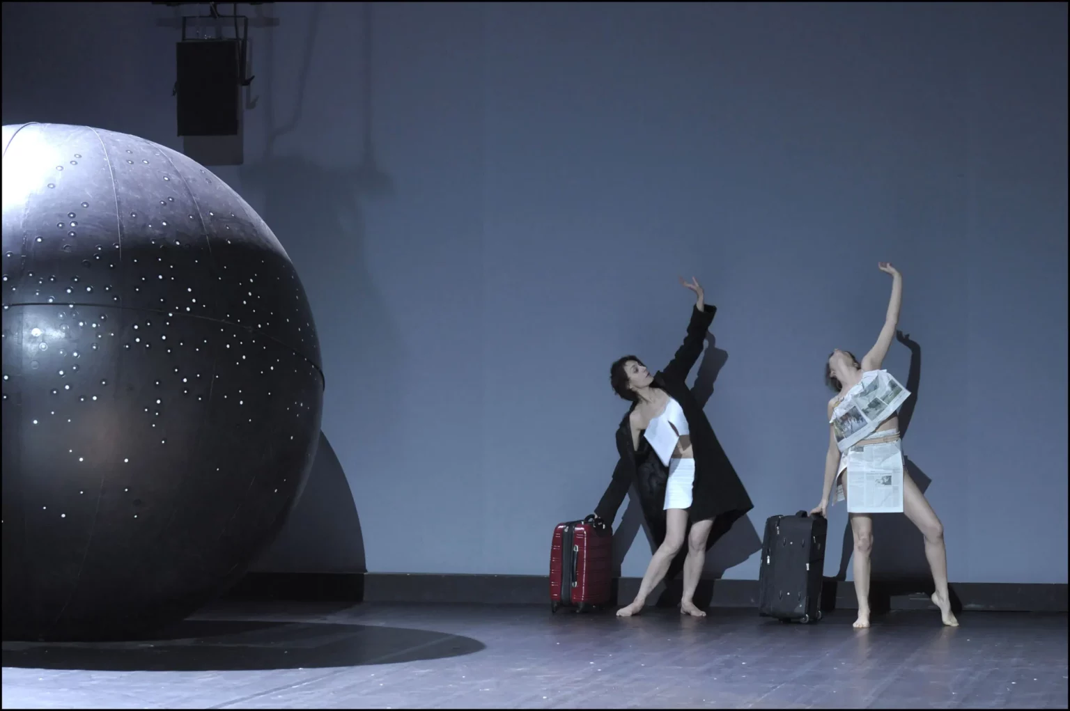 Jeanne Balibar et Ayelen Parolin dans TOURNANT AUTOUR DE GALILÉE, écrit et mis en scène par Jean-François Peyret, Théâtre de l’Odéon Berthier, Paris, 2008. Photo Pascal Gely, agence Bernand.