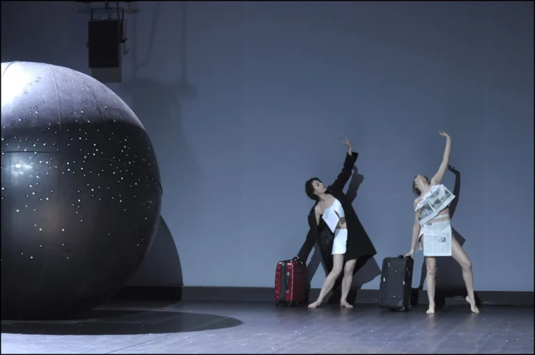 Jeanne Balibar et Ayelen Parolin dans TOURNANT AUTOUR DE GALILÉE, écrit et mis en scène par Jean-François Peyret, Théâtre de l’Odéon Berthier, Paris, 2008. Photo Pascal Gely, agence Bernand.