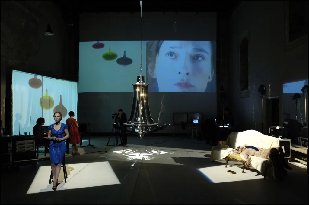 Olga Kokorina, Elina Lowensohn, Nathalie Richard, Graham F. Valentine et Alexandros Markeas dans LE CAS DE SOPHIE K. de Jean-François Peyret et Luc Steels, mise en scène de Jean-François Peyret, Tinel de La Chartreuse de Villeneuve Les Avignon, Festival d’Avignon 2005. Photo Pascal Gely, agence Bernand.