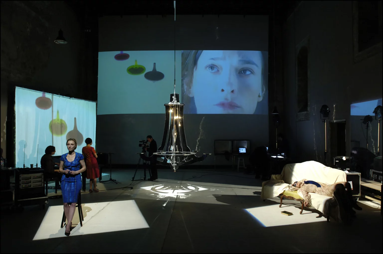 Olga Kokorina, Elina Lowensohn, Nathalie Richard, Graham F. Valentine et Alexandros Markeas dans LE CAS DE SOPHIE K. de Jean-François Peyret et Luc Steels, mise en scène de Jean-François Peyret, Tinel de La Chartreuse de Villeneuve Les Avignon, Festival d’Avignon 2005. Photo Pascal Gely, agence Bernand.