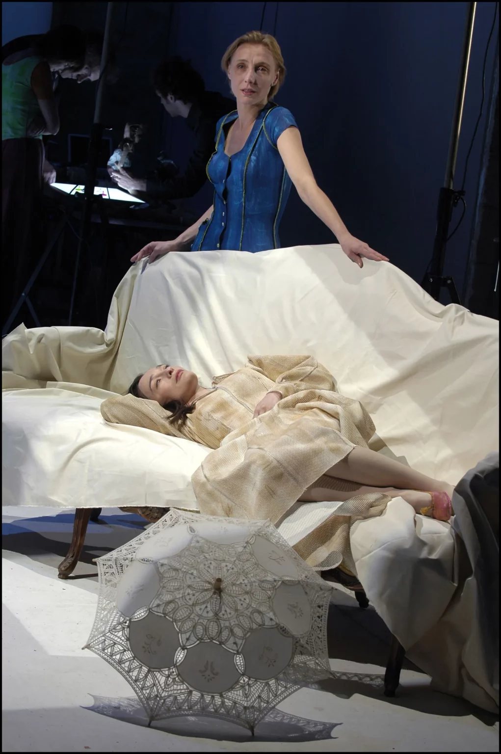 Elina Lowensohn et Nathalie Richard dans LE CAS DE SOPHIE K de Jean-François Peyret et Luc Steels, mise en scène de Jean-Françous Peyret, Tinel de La Chartreuse de Villeneuve Les Avignon, Festival d'Avignon 2005. Phare Pascal Gely, agence Bernand.