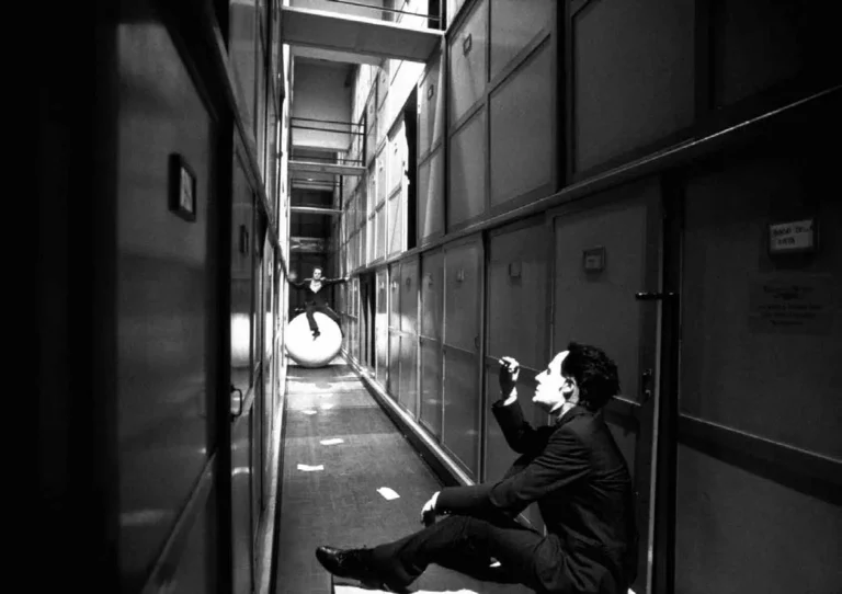 INFINITIES de John D. Barrow mise en scène de Luca Ronconi, hangar industriel, quartier Bovisa à Milan, 2001. Photos Marcello Norbertb, Piccolo Teatro di Milano - Teatro d'Europa.