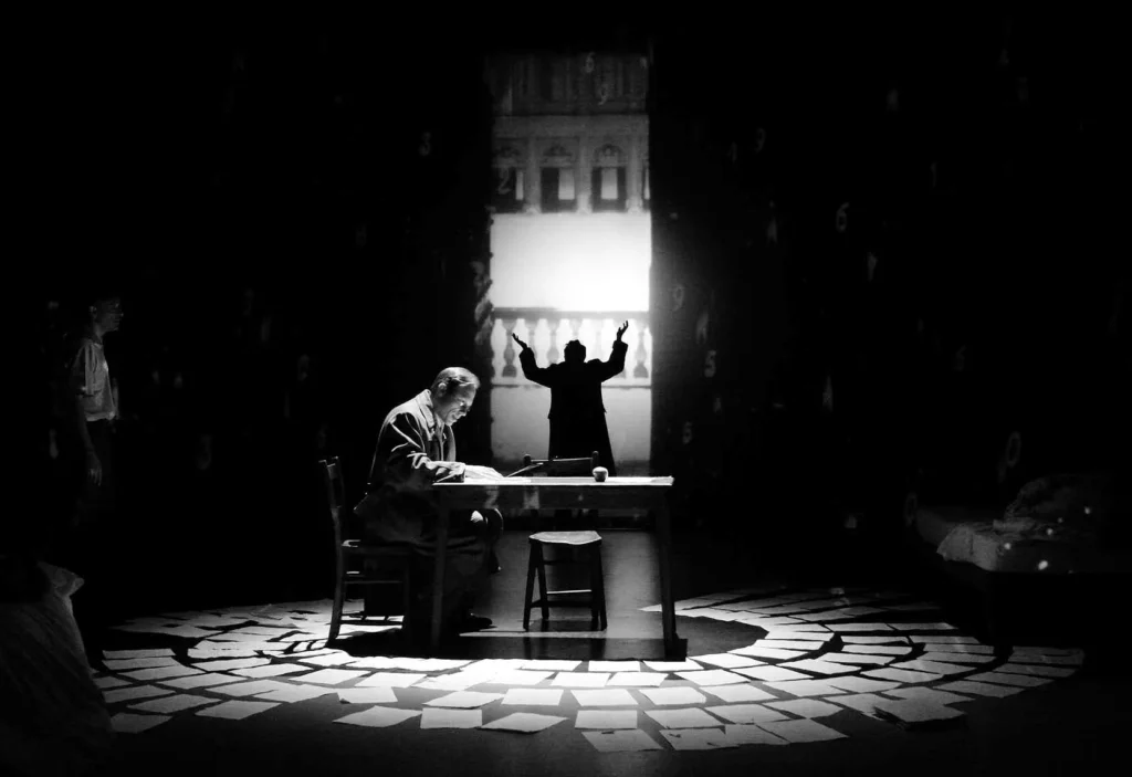 XXX dans A DISAPPEARING NUMBER de Complicite, mise en scène de Simon McBurney, lieu, date ? Photo Joris-Jan Bos.