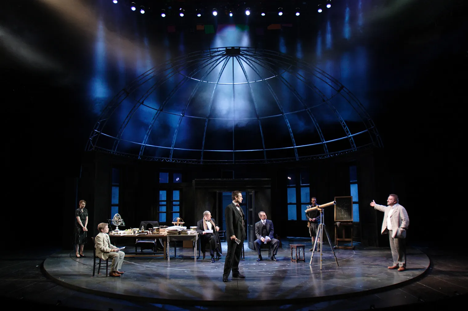 Julia Ford, Jamie Manton, Ian Barritt, Simon Merrells, Christopher Gilling, Dermot Kerrigan et Simon Russell Beale dans LIFE OF GALILEO de Bertolt Brecht, mis en scène par Howard Davies, Londres, National Theatre, 2006. Photo de Catherine Ashmore.